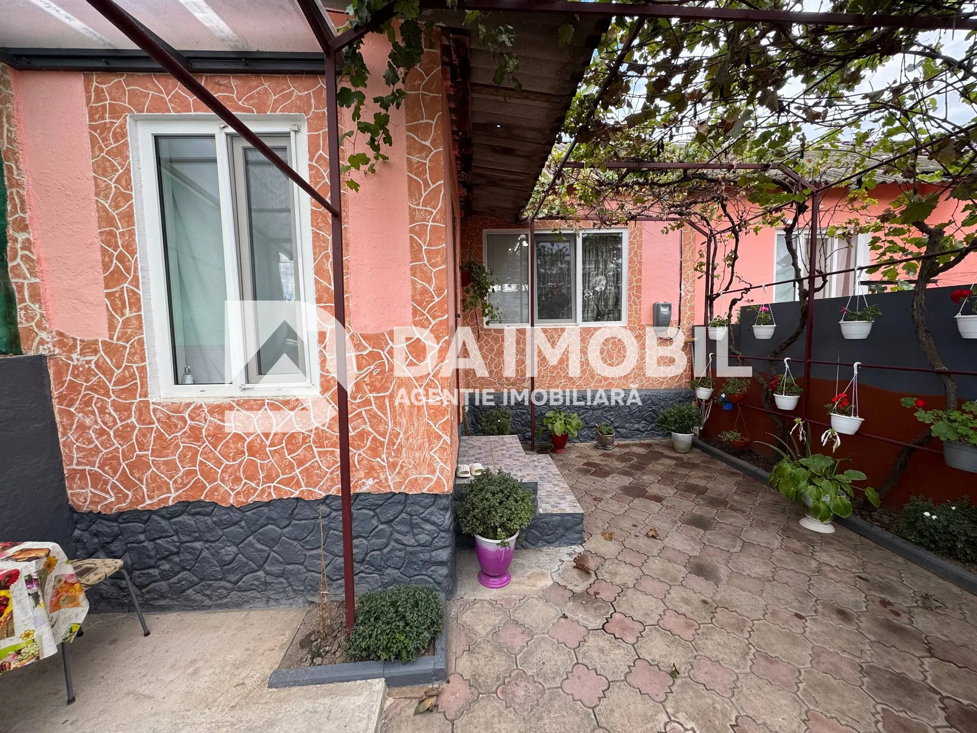 Se vinde apartament la parter \ zona Valincea